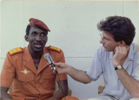 Albéric de Gouville, journaliste à RFI, interviewant le capitaine Thomas Sankara, en 1984 à Ouagadougou à la présidence.(Photo : DR)