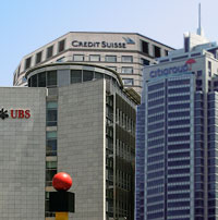 Le groupe bancaire américain Citigroup et les banques helvétiques Credit Suisse et UBS estiment que leurs pertes dues à la crise des <em>subprimes</em> ne sont que passagères. (Photo : Wikimédia/Montage L. Mouaoued/RFI)