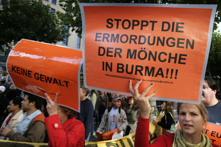 Les Allemands ont défilé dans les rues de Francfort, samedi,  en réponse à l'appel d'Amnesty international&nbsp;qui souhaite&nbsp;exercer une pression sur le régime birman.(Photo : Reuters)