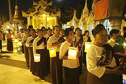 Cérémonies lors de la fin du carême à la pagode de Scwhedagon, le 26 octobre.(Photo : AFP)