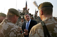 Le Premier ministre Gordon Brown a évoqué ce mardi, devant les troupes britanniques à Bassorah, dans le sud de l'Irak, le rapatriement de 1 000 soldats d'ici la fin de l'année.

(Photo : Reuters)