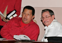 Hugo Chavez (g) et Raoul Castro. Cuba et le Venezuela renforcent leur coopération économique au nom de l'unité sud-américaine.(Photo : Reuters)