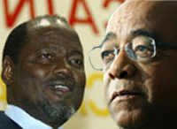 L'ancien président du Mozambique, Joaquim Chissano (g), vient de recevoir le premier prix Mo Ibrahim créé par l'homme d'affaires soudanais du même nom (d).
(Photos : AFP) 