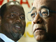L'ancien président du Mozambique, Joaquim Chissano (g), vient de recevoir le premier prix Mo Ibrahim créé par l'homme d'affaires soudanais du même nom (d).
(Photos : AFP) 