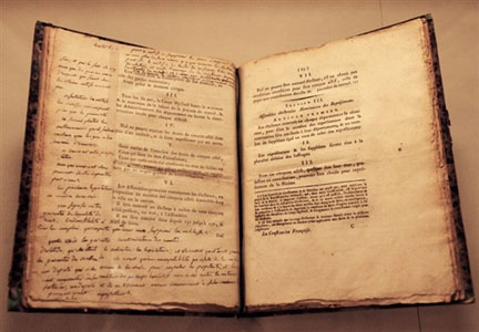 Un exemplaire de la Constitution française appartenant à Robespierre et annoté de sa main.(Photo : AFP)