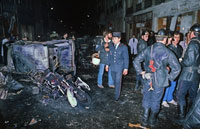 Des pompiers et des policiers sont à côté d'une voiture calcinée, après l’attentat à la bombe, près de la synagogue de la rue Copernic, le 3&nbsp;octobre 1980 qui avait fait 4&nbsp;morts.(Photo : AFP)