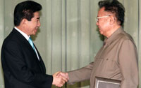 Le leader nord-coréen, Kim Jong-il (d) et le président sud-coréen, Roh Moo-hyun, lors de leur dernière rencontre à Pyongyang le 4 octobre.(Photo : Reuters)