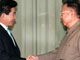 Le leader nord-coréen, Kim Jong-il (d) et le président sud-coréen, Roh Moo-hyun, lors de leur dernière rencontre à Pyongyang le 4 octobre.(Photo : Reuters)