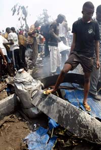 Un membre de l'équipe des secours à proximité de l'hélice de l'Antonov 26 qui s'est écrasé le jeudi 4 octobre 2007, à Kinshasa.(Photo : Reuters)