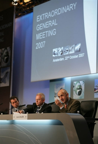 Arnaud Lagardère (g), Rüdiger Grube et Louis Gallois (d) lors de l'Assemblée extraordinaire d'EADS, ce lundi 22 octobre.(Photo : AFP)