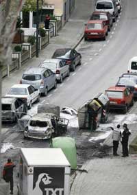 La rue de Bilbao où la voiture d'un membre de la sécurité du parti socialiste espagnol a été brulée par l'attentat de l'ETA.(Photo : AFP)
