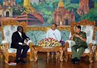Ibrahim Gambari (g) avait déjà rencontré le géneral Than Shwe à Naypyidaw en mai 2006.(Photo : AFP)