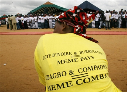 Le président ivoirien Laurent Gbagbo a annoncé dimanche, lors d'une rencontre avec la communauté burkinabé à Abidjan, son intention de supprimer la carte de séjour.(Photo : AFP)