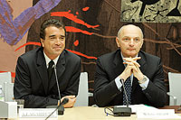 L’industriel français Arnaud Lagardère (à gauche) et le député PS Isère Didier Migaud (à droite), président de la Commission des Finances de l’Assemblée nationale.(Photo : Reuters)