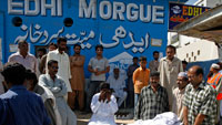 De nombreuses personnes se sont rendues à la morgue de Karachi pour récupérer les corps de leurs proches tués dans l'attentat du 18 octobre.(Photo : Reuters)