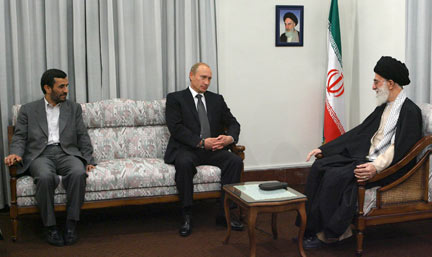 Après sa rencontre avec les chefs d'Etat des pays entourant la mer Caspienne, Vladimir Poutine (au centre) s'est entretenu avec  le président Ahmadinejad (à gauche) et l'ayatollah Ali Khamenei (à droite).(Photo : Reuters)