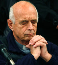 Le prêtre catholique Cristian Von Wernich pendant l'annonce du verdict de la Cour.(Photo : Reuters)