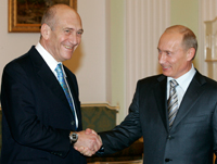 Ehud Olmert (g) et Vladimir Poutine au Kremlin ce jeudi 18 octobre 2007.(Photos : AFP)