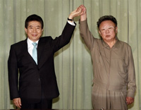 Roh Moo-Hyun (g) et Kim Jong-Il se sont engagés à renforcer les échanges politiques entre les deux pays.(Photo : AFP)