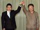 Roh Moo-Hyun (g) et Kim Jong-Il se sont engagés à renforcer les échanges politiques entre les deux pays.(Photo : AFP)