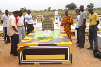 Au cimetière de Dagnoen, à l’est d’Ouagadougou, où sont enterrés Thomas Sankara et ses 12 collaborateurs tués avec lui, des fidèles viennent se recueillir.(Photo : Stanislas Ndayishimiye / RFI)