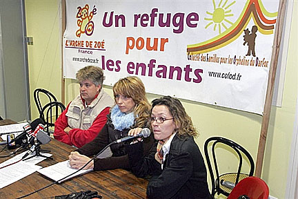 Des responsables de l’association l’Arche de Zoé, le 26 octobre 2007 à l’aéroport de Vatry (est de la France).(Photo : AFP)