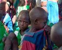 Les femmes tchadiennes ont manifesté considérant qu'il s'agit d'un véritable trafic d'enfants. 

		(Photo : Reuters)