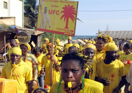 Tous les partis politiques ont pu mener leur campagne sur l'ensemble du territoire sans incident notable. Ici, des militants de l'UFC, le parti de l'opposant Gilchrist Olympio, à Lomé, le 11 octobre 2007.(Photo : AFP)