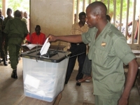 Les militaires ont été les premiers à voter, jeudi 11 octobre.(Photo : AFP)