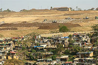 Vue du bidonville, au pied de la décharge de Bisasar à Durban.(Photo : Valérie Hirsch)