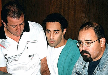 Ygal Amir (centre), encadré par deux policiers lors de son arrestation en 1995.(Photo : AFP)