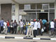 File d'attente devant une banque.(Photo : Cyril Bensimon/RFI)