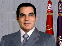 Le président tunisien Zine El Abidine Ben Ali. En réponse à la conférence de presse d'associations tunisiennes de droits de l'homme hier à Paris (voir plus bas), la présidence a affirmé que la torture n'existait pas en Tunisie, et que le respect des droits de l'homme était garanti par la loi.( Photo : AFP )