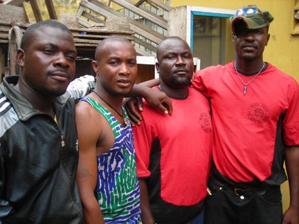 Les fondateurs des <em>Black Tigers </em>sont d’anciens loubards qui assurent désormais la sécurité sur l’un des marchés d’Abidjan. 

		(Photo : RFI/V. Cagnolari)