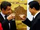 Le président français Nicolas Sarkozy (G) et son homologue chinois Hu Jintao portent un toast après la signature de plusieurs contrats entre des entreprises françaises et la Chine.(Photo : Reuters)