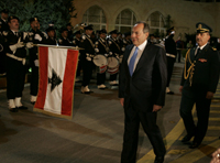 Revue d'une garde d'honneur libanaise par Emile Lahoud, quelques heures avant son départ de la présidence.( Photo : Reuters )