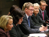 Le Premier ministre finlandais Matti Vanhanen (c ) encadré par quelques membres de son gouvernement a appelé ses concitoyens à un examen de conscience. ( Photo : Reuters )