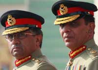 Le général Ashfaq Kiyani (d) désigné par le président pakistanais, Pervez Musharraf, lui succède à la tête des armées ce 28 novembre 2007 à Rawalpindi.(Photo : Reuters)