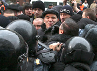 Garry Kasparov (c.), 44 ans, candidat à l’élection présidentielle russe de 2008 a été arrêté ce 24 novembre 2007. (Photo : Reuters)