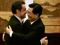 Le président français Nicolas Sarkozy (G) et son homologue chinois Hu Jintao se félicitent après la signature de plusieurs contrats avec des entreprises françaises.(Photo : Reuters)