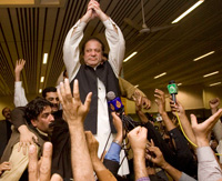 L’ex-Premier ministre pakistanais Nawaz Sharif est rentré au pays ce 25 novembre après 7 ans d’exil en Arabie Saoudite. 

		(Photo : Reuters)