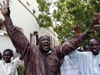 Manifestations mardi devant le palais de justice de Ndjamena, pour réclamer que les responsables de l'Arche de Zoé soient bien jugés au Tchad. 

		( Photo : AFP )