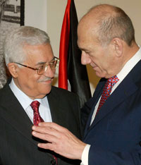 Le président palestinien Mahmoud Abbas (g) et le Premier ministre israélien Ehud Olmert.(Photo : Reuters)