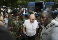 Un membre de l'association l'Arche de Zoé lors de son arrivée au tribunal de N'Djaména, samedi 03 novembre 2007. 

		(Photo : Reuters)