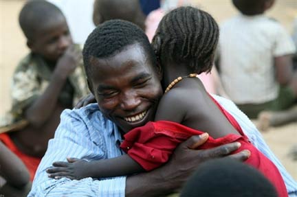 Le 11 novembre 2007, à Abéché, un père tchadien retrouve son enfant. 

		(Photo : AFP)