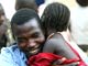 Le 11 novembre 2007, à Abéché, un père tchadien retrouve son enfant.(Photo : AFP)