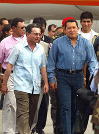 Le président colombien Alvaro Uribe (G), et son homologue vénézuélien Hugo Chavez (D).(Photo : AFP)