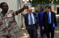 Les deux avocats, Me Gilbert Collard et Me Mario Stasi, de l'Arche de Zoé devant la prison où sont détenus leurs clients. 

		(Photo : Reuters)