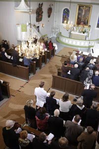Le 11 novembre 2007, cérémonie à l'église de Tuusula, en mémoire des 8 personnes tuées dans un lycée de Jokela, en Finlande.(Photo : Reuters)
