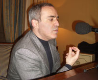Garry Kasparov interviewé par RFI le 20 novembre à Paris.(Photo : Manu Pochez/RFI)